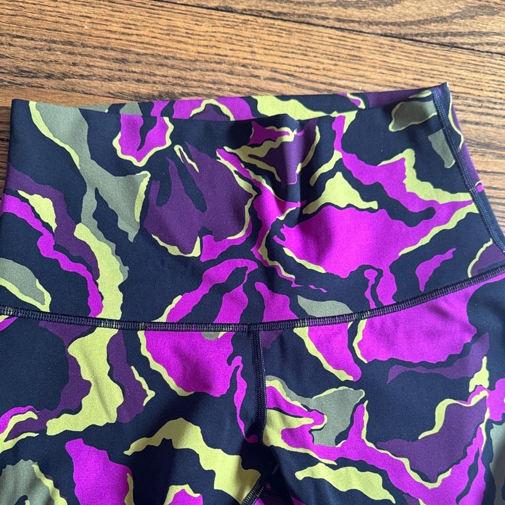 lululemon athletica High-Rise Printed Leggings in Purple & Green - Picture 4 of 5